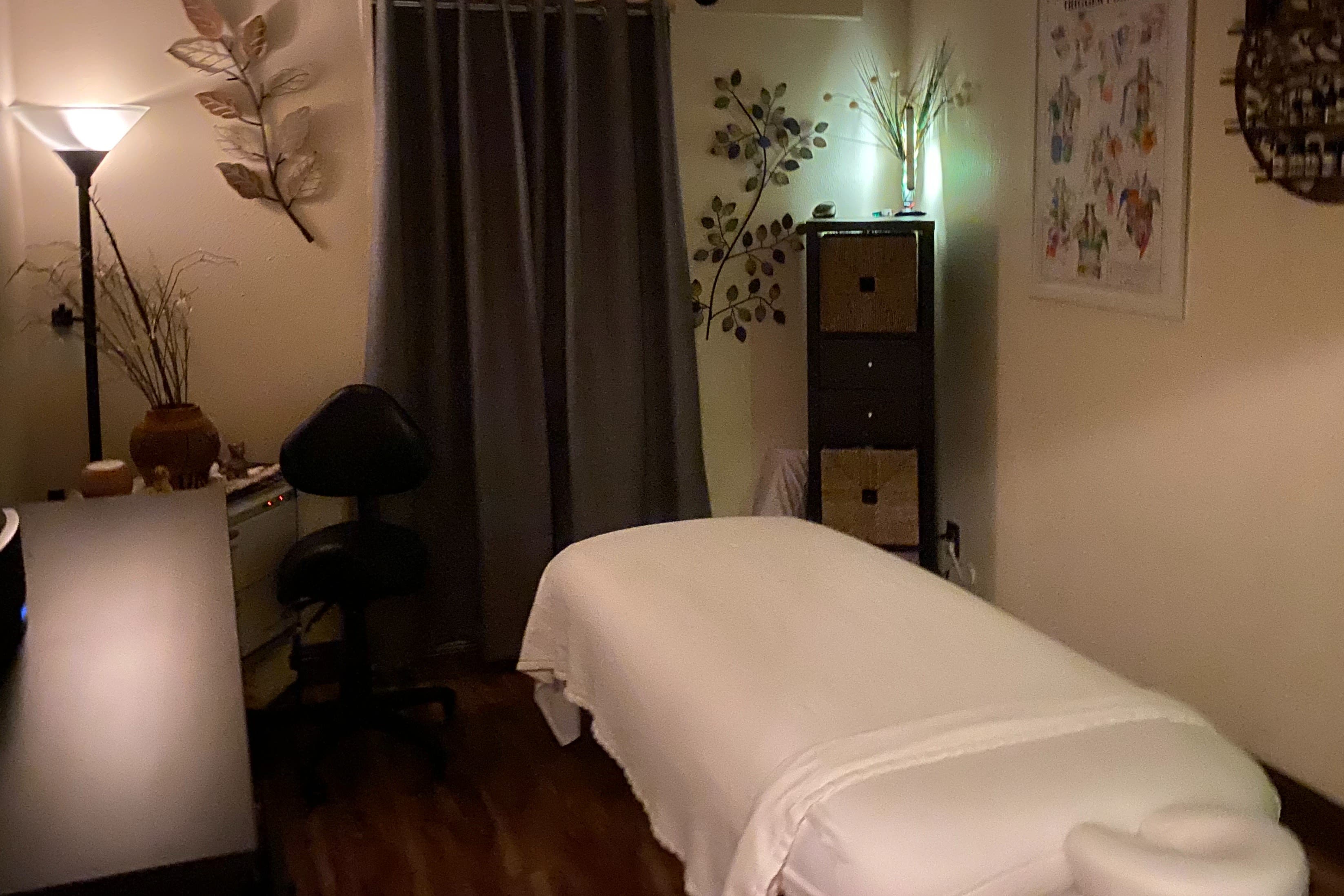 massage therapy room decor