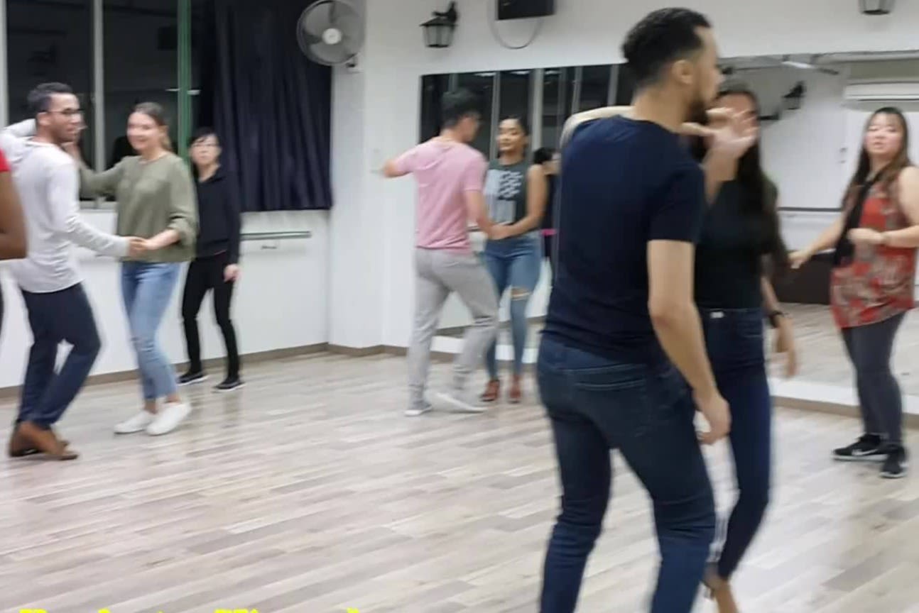 Salsa Solo Basics Bei Caliente Dance Studio Middle Road Lies Bewertungen Und Buche Kurse Auf Classpass